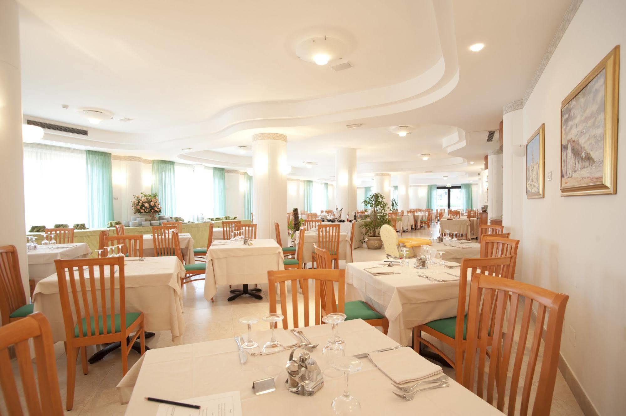 Oasiclub Hotel Βιέστε Εξωτερικό φωτογραφία